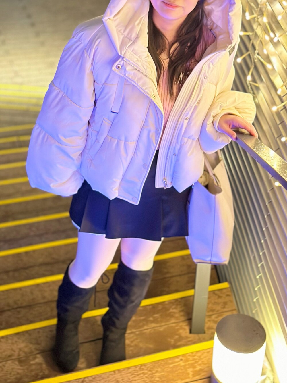 ブラック系のブーツ、ブラック系のその他パンツ、ピンク系のニット/セーターを着用したレディースの冬コーディネートの3枚目の写真