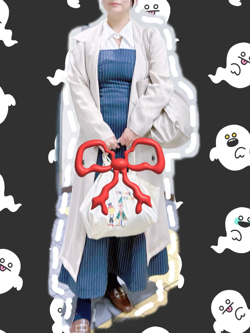 ブラウン系のパンプス、ベージュ系のエコバッグ/サブバッグ、ベージュ系のトートバッグを着用したレディースの秋コーディネートの2枚目の写真