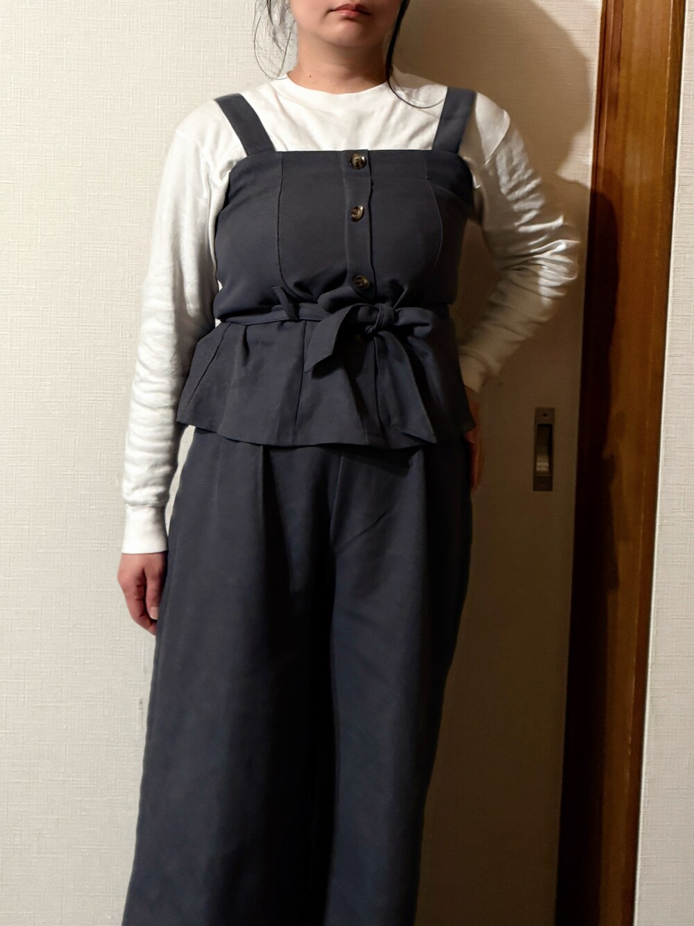 「中綿ブルゾン、セットアップ、ワントーンコーデ、モノトーン、レイヤードスタイル、低身長コーデ、白Tシャツ」｜「Remind me and foreverのキャミ付きセットアップ（ワンピース、グレー系）」を使った、tsubasa harada    さん（骨格ナチュラル・レディース・151cm）の春コーディネートの4枚目の写真