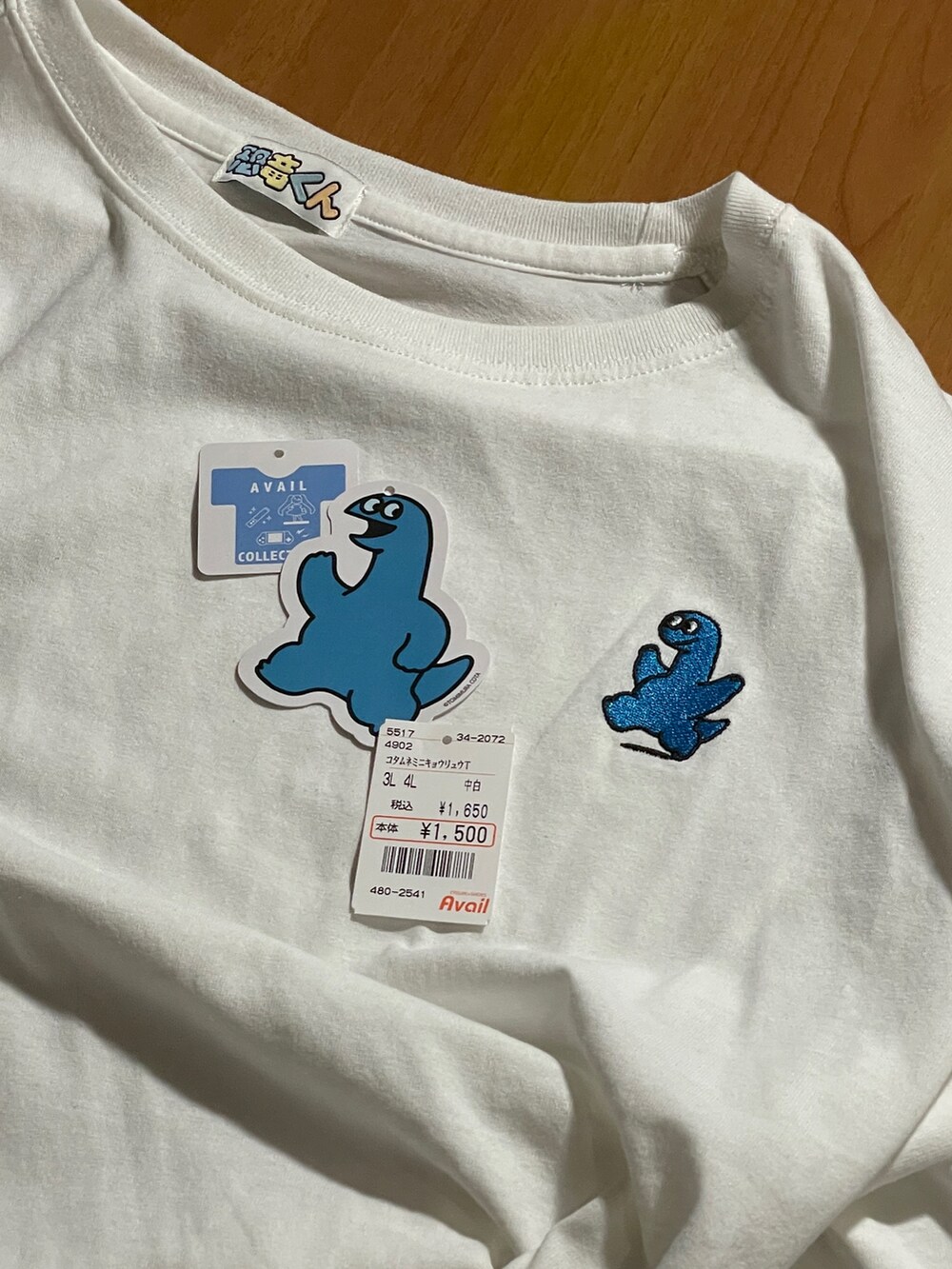 グリーン系のスカート、ホワイト系のTシャツ/カットソーを着用したレディースの夏コーディネートの4枚目の写真