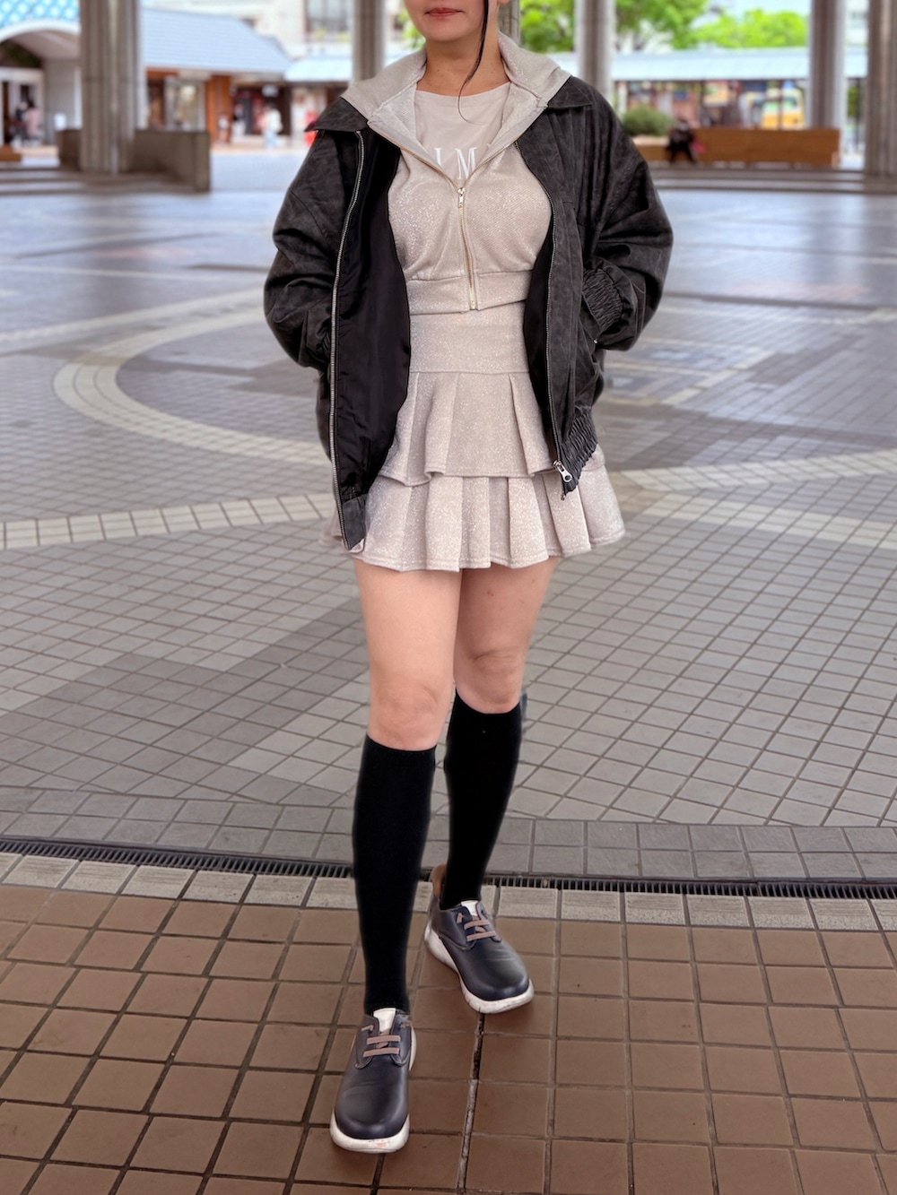 ホワイト系のパーカー、グレー系のTシャツ/カットソー、ホワイト系のスカートを着用したレディースの春コーディネートの2枚目の写真