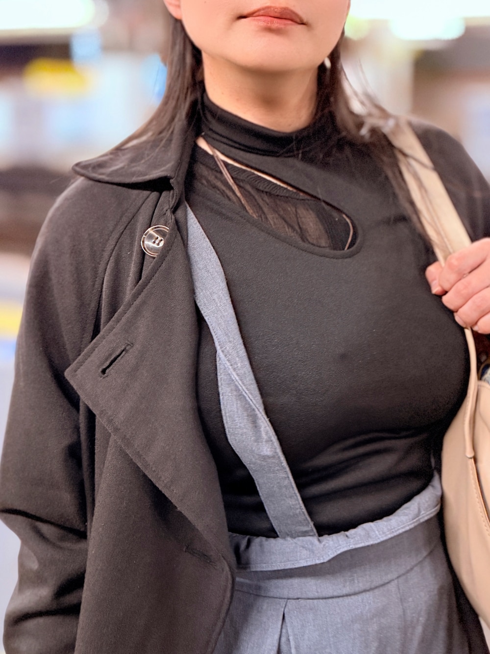 ブラック系のTシャツ/カットソー、グレー系のパンツ、ブラック系のTシャツ/カットソーを着用したレディースの春コーディネートの3枚目の写真