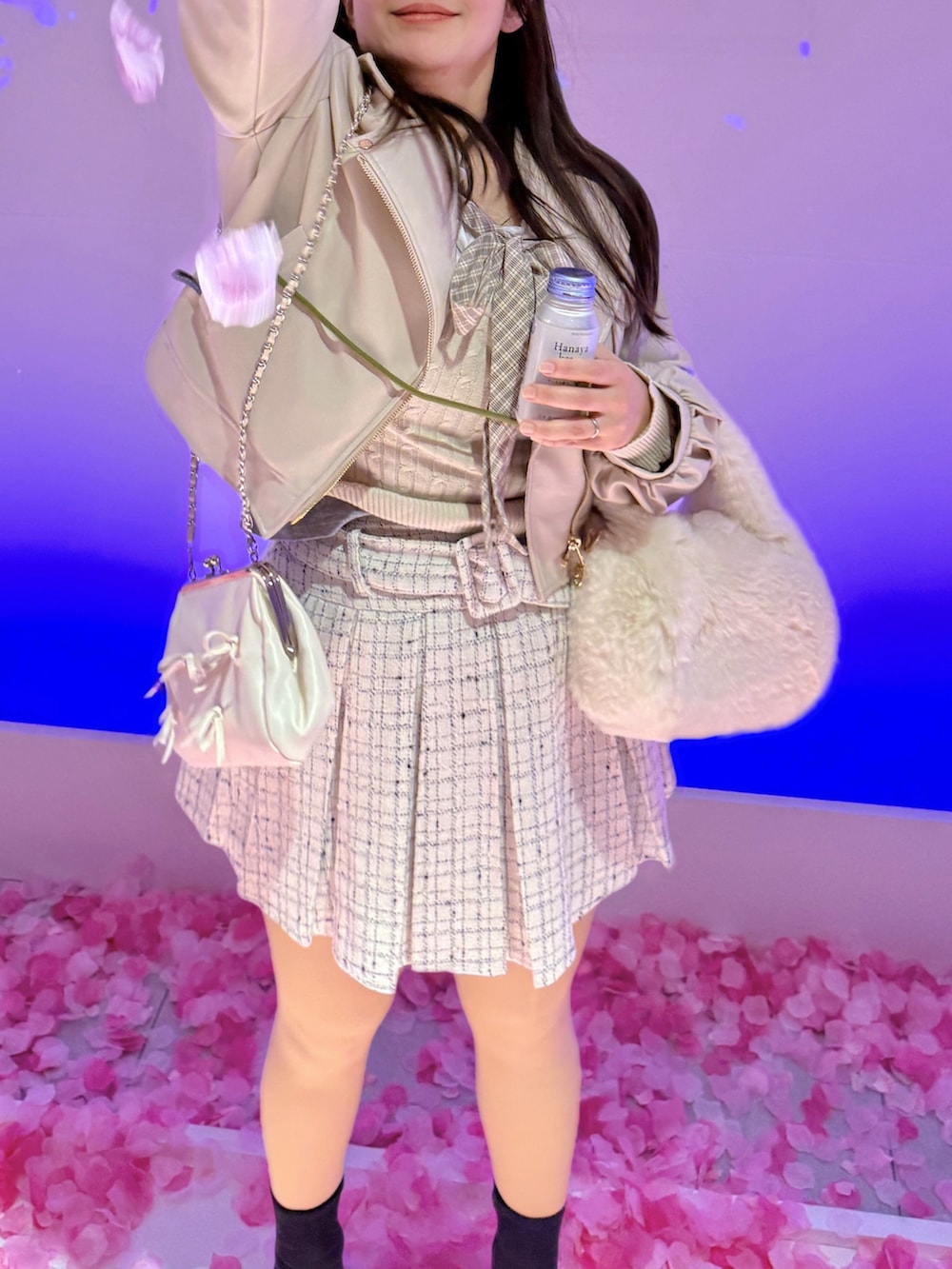 ベージュ系のニット/セーター、ホワイト系のライダースジャケット、グレー系のその他アウターを着用したレディースの春コーディネートの2枚目の写真