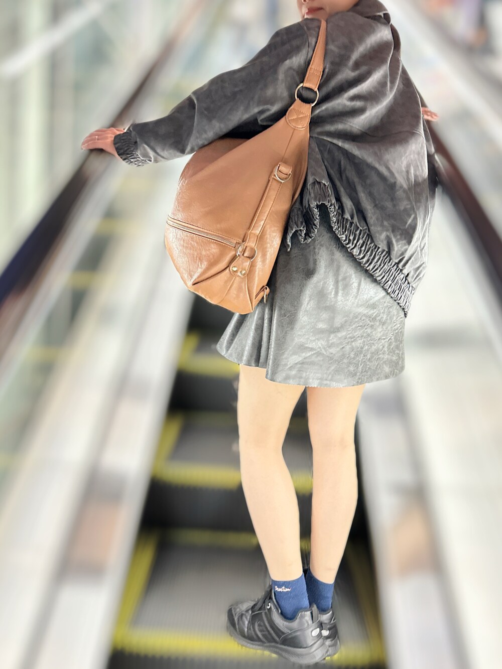 ブラック系のブルゾン、ブラック系のシャツ/ブラウス、ブラック系のスカートを着用したレディースの秋コーディネートの3枚目の写真