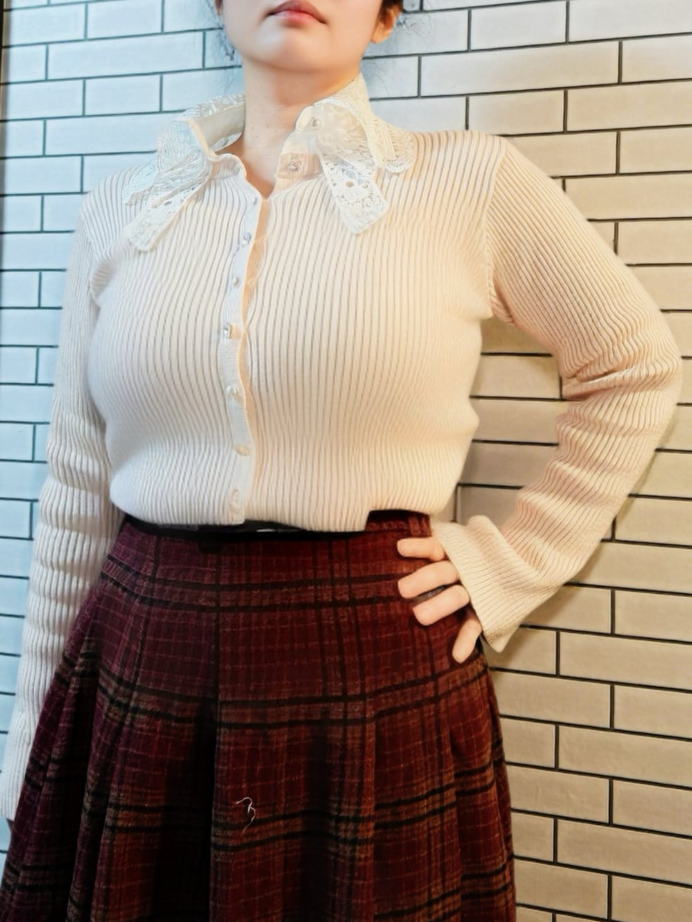 ベージュ系のその他アウター、ピンク系のカーディガン/ボレロ、レッド系のスカートを着用したレディースの冬コーディネートの2枚目の写真