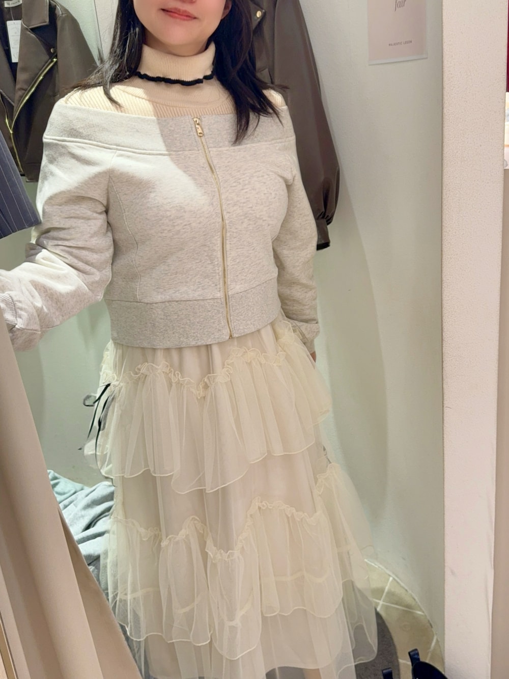 ピンク系のデニムジャケット、ピンク系のスカート、グレー系のキャミソールを着用したレディースの春コーディネートの3枚目の写真