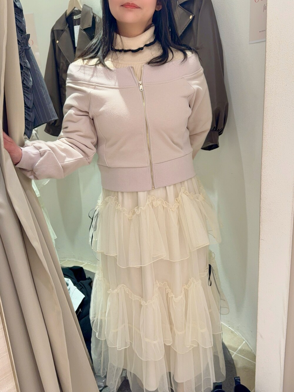 ピンク系のデニムジャケット、ピンク系のスカート、グレー系のキャミソールを着用したレディースの春コーディネートの5枚目の写真