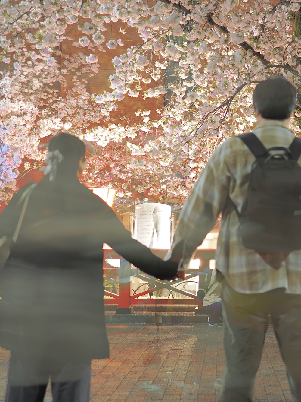 ブラック系のTシャツ/カットソー、グレー系のパンツ、ブラック系のTシャツ/カットソーを着用したレディースの春コーディネートの4枚目の写真