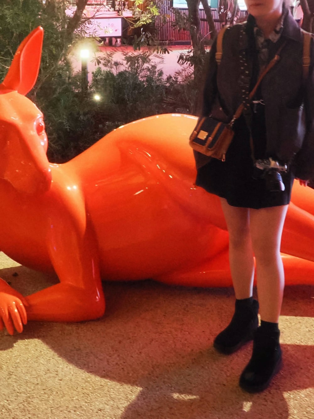 ブラック系のブルゾン、ブラック系のその他アウター、ブラック系のシャツ/ブラウスを着用したレディースの春コーディネートの3枚目の写真