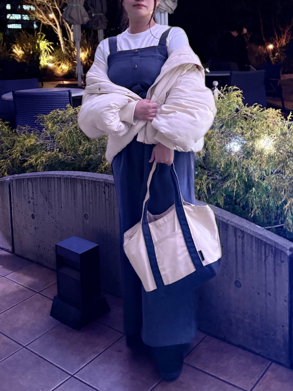 「中綿ブルゾン、セットアップ、ワントーンコーデ、モノトーン、レイヤードスタイル、低身長コーデ、白Tシャツ」｜「Remind me and foreverのキャミ付きセットアップ（ワンピース、グレー系）」を使った、tsubasa harada    さん（骨格ナチュラル・レディース・151cm）の春コーディネートの2枚目の写真