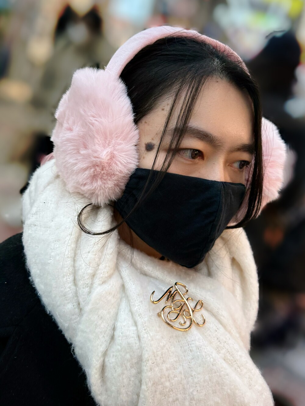 ブラック系のその他アウター、グレー系のワンピース/ドレス、ピンク系のニット/セーターを着用したレディースの冬コーディネートの2枚目の写真