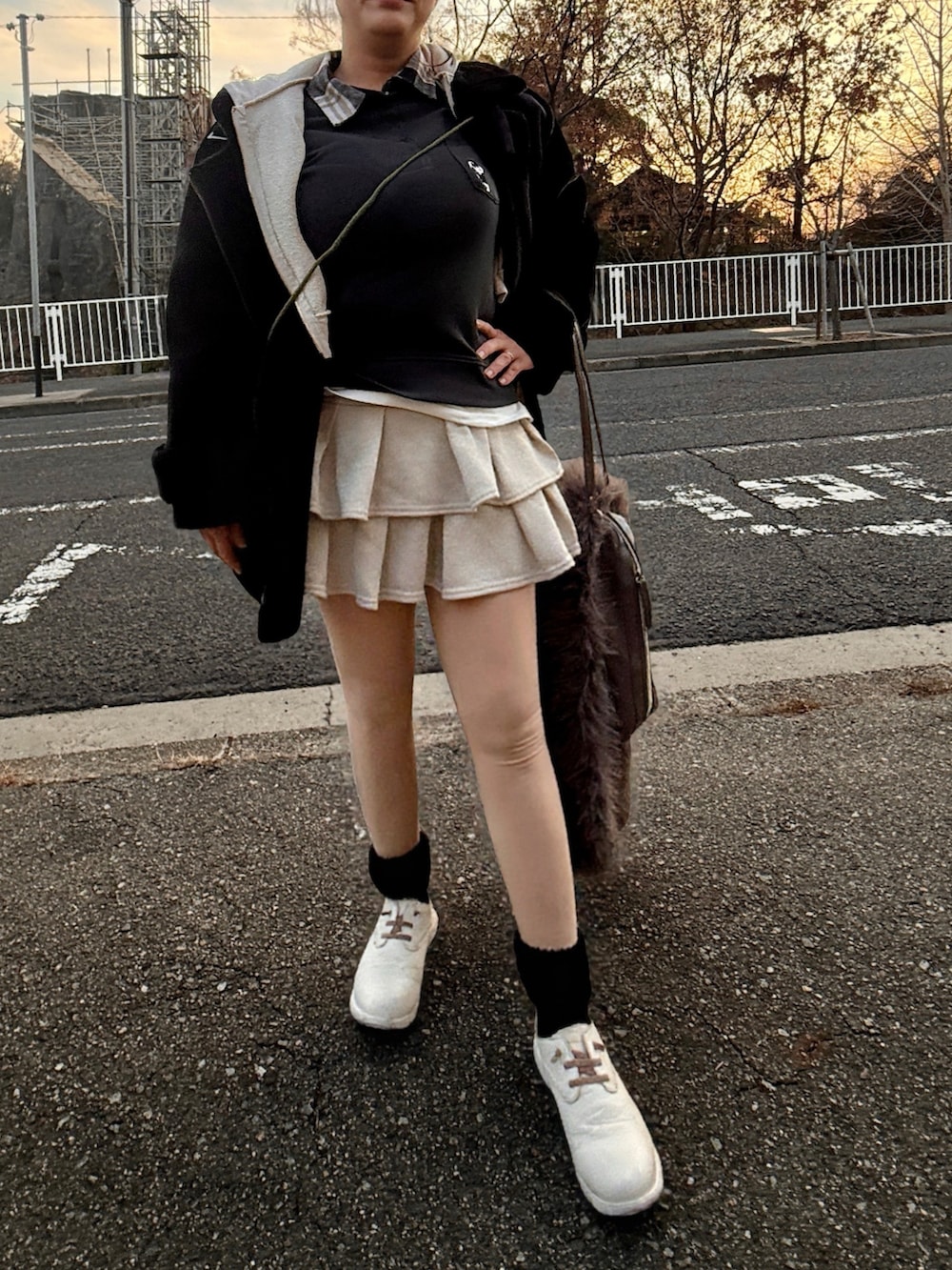 ブラック系のTシャツ/カットソー、グレー系のその他アウター、ブラック系のTシャツ/カットソーを着用したレディースの冬コーディネートの3枚目の写真