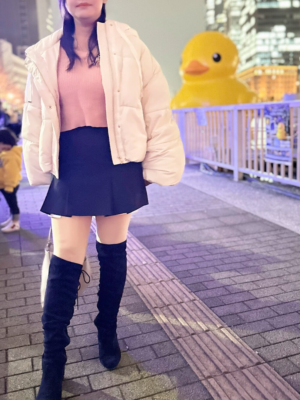 ブラック系のブーツ、ブラック系のその他パンツ、ピンク系のニット/セーターを着用したレディースの冬コーディネートの4枚目の写真