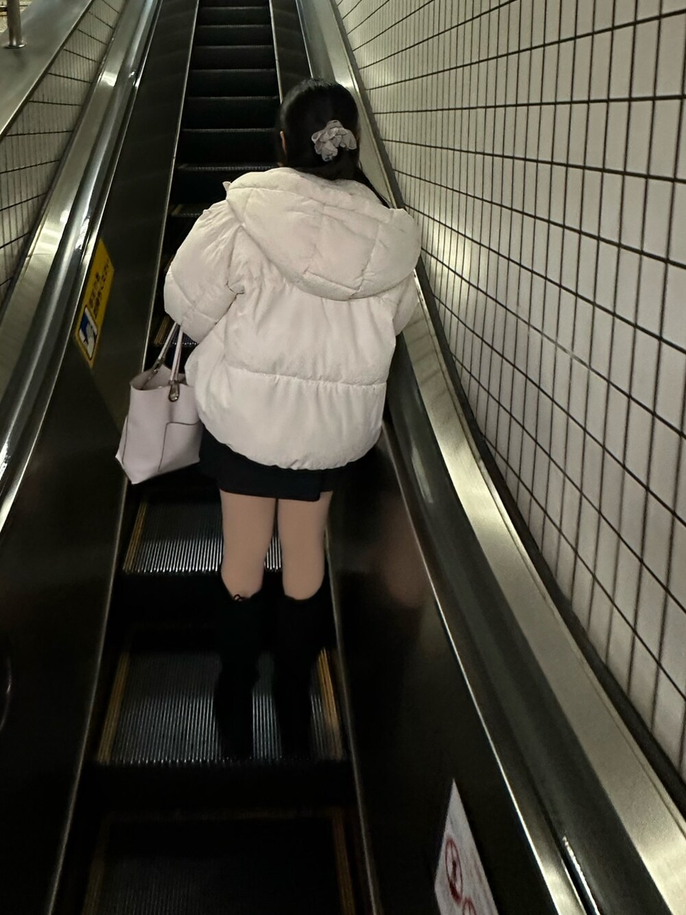 ブラック系のブーツ、ブラック系のその他パンツ、ピンク系のニット/セーターを着用したレディースの冬コーディネートの2枚目の写真