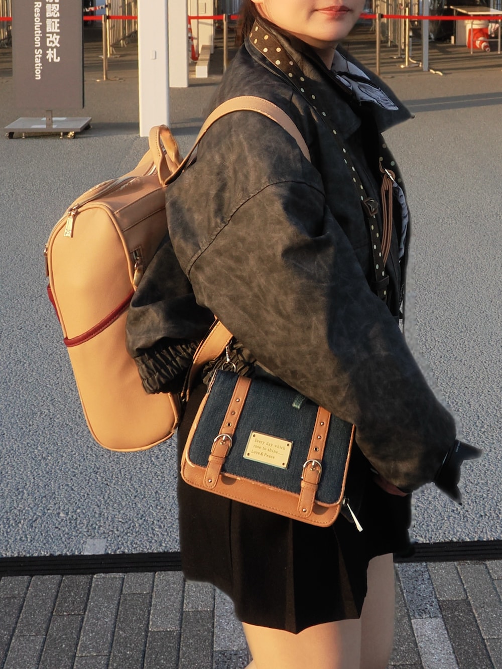 ブラック系のブルゾン、ブラック系のその他アウター、ブラック系のシャツ/ブラウスを着用したレディースの春コーディネートの2枚目の写真