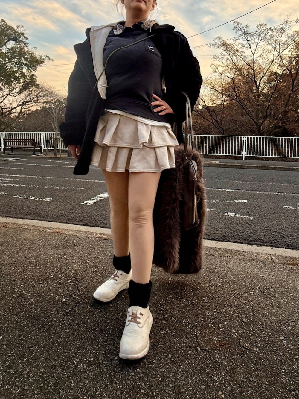 ブラック系のTシャツ/カットソー、グレー系のその他アウター、ブラック系のTシャツ/カットソーを着用したレディースの冬コーディネートの5枚目の写真