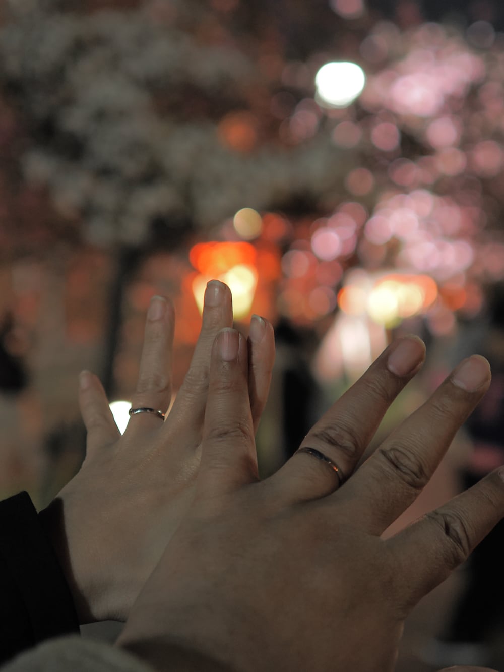 ブラック系のTシャツ/カットソー、グレー系のパンツ、ブラック系のTシャツ/カットソーを着用したレディースの春コーディネートの5枚目の写真