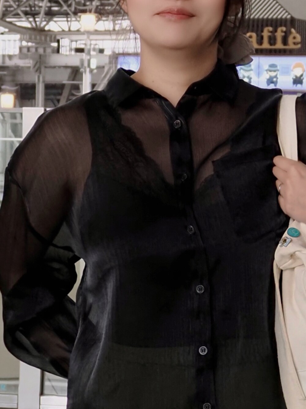 ホワイト系のブーツ、グリーン系のカーゴパンツ、ブラック系のタンクトップを着用したレディースの春コーディネートの2枚目の写真