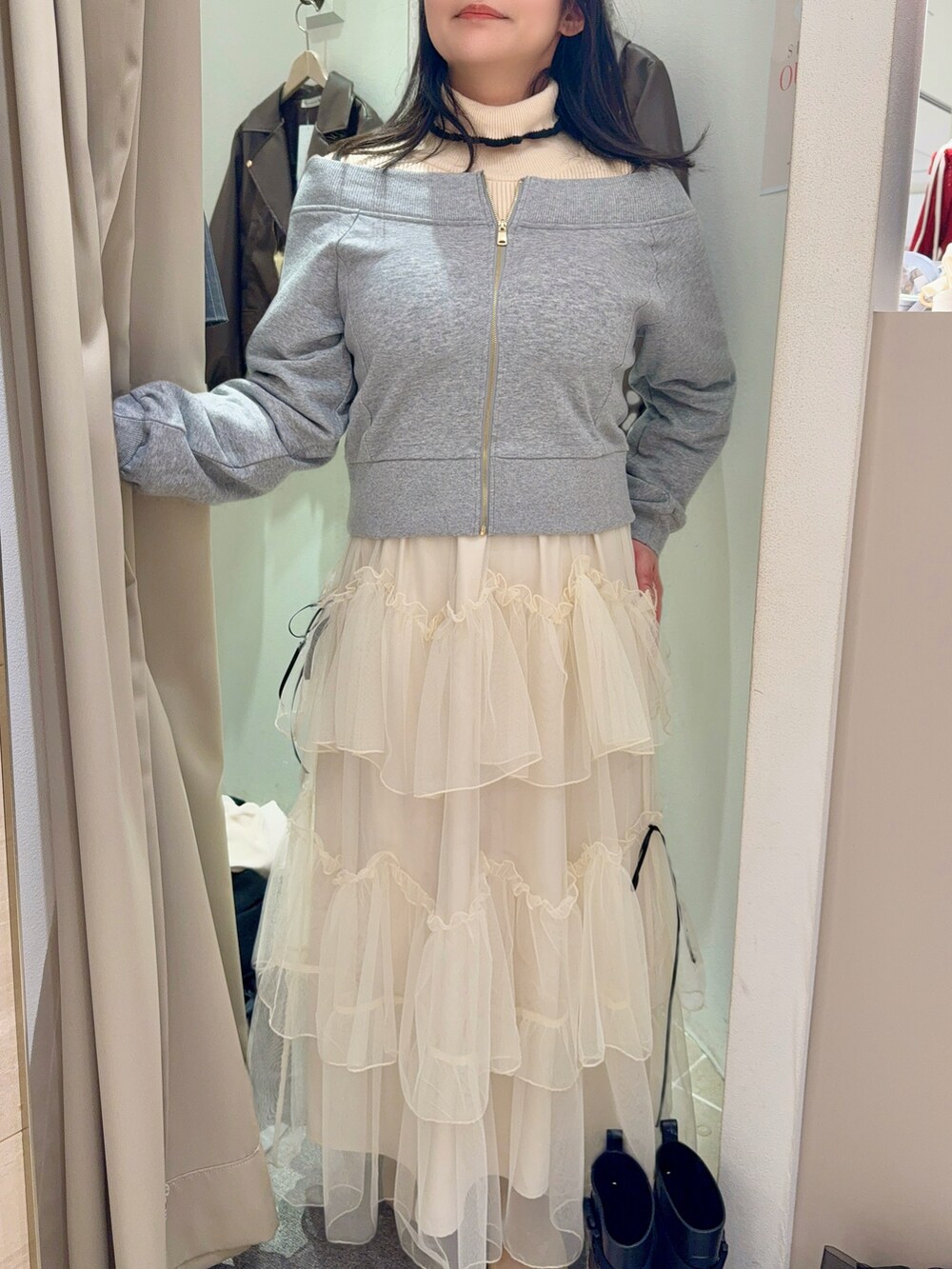 ピンク系のデニムジャケット、ピンク系のスカート、グレー系のキャミソールを着用したレディースの春コーディネートの4枚目の写真