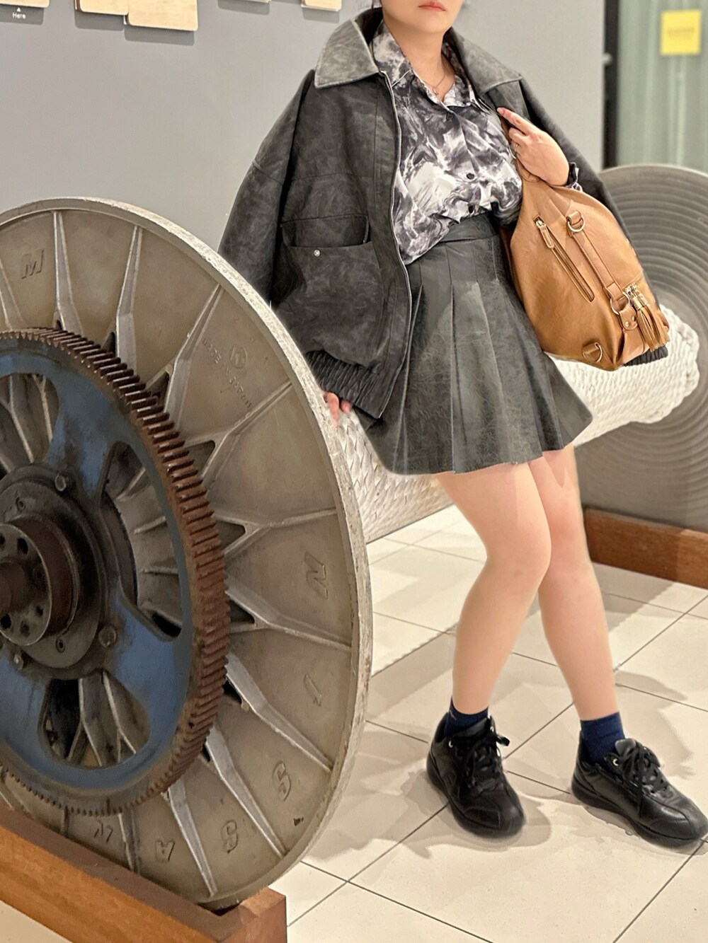 ブラック系のブルゾン、ブラック系のシャツ/ブラウス、ブラック系のスカートを着用したレディースの秋コーディネートの2枚目の写真