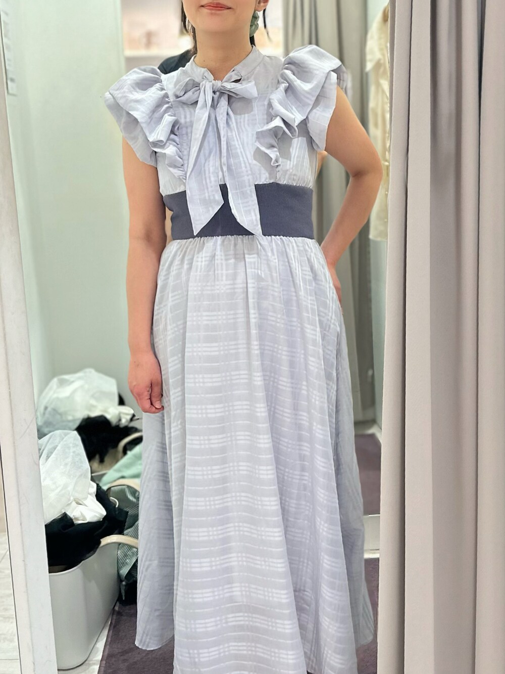 ブラック系のTシャツ/カットソー、ブラック系のスカート、グレー系のワンピースを着用したレディースの夏コーディネートの2枚目の写真