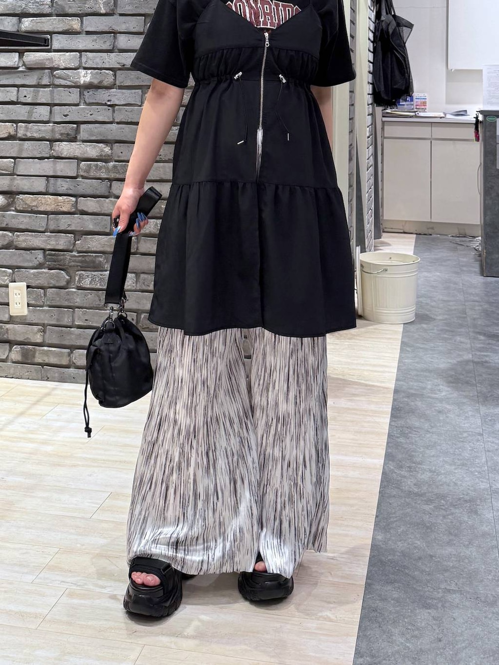 ブラック系のサンダル、ブラック系のショルダーバッグ、ホワイト系のその他パンツを着用したレディースの春コーディネートの5枚目の写真