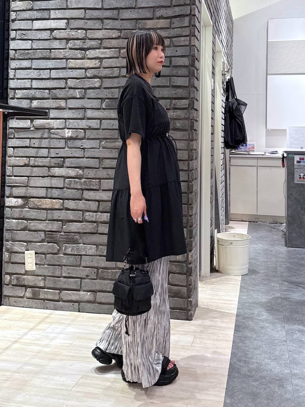 ブラック系のサンダル、ブラック系のショルダーバッグ、ホワイト系のその他パンツを着用したレディースの春コーディネートの3枚目の写真