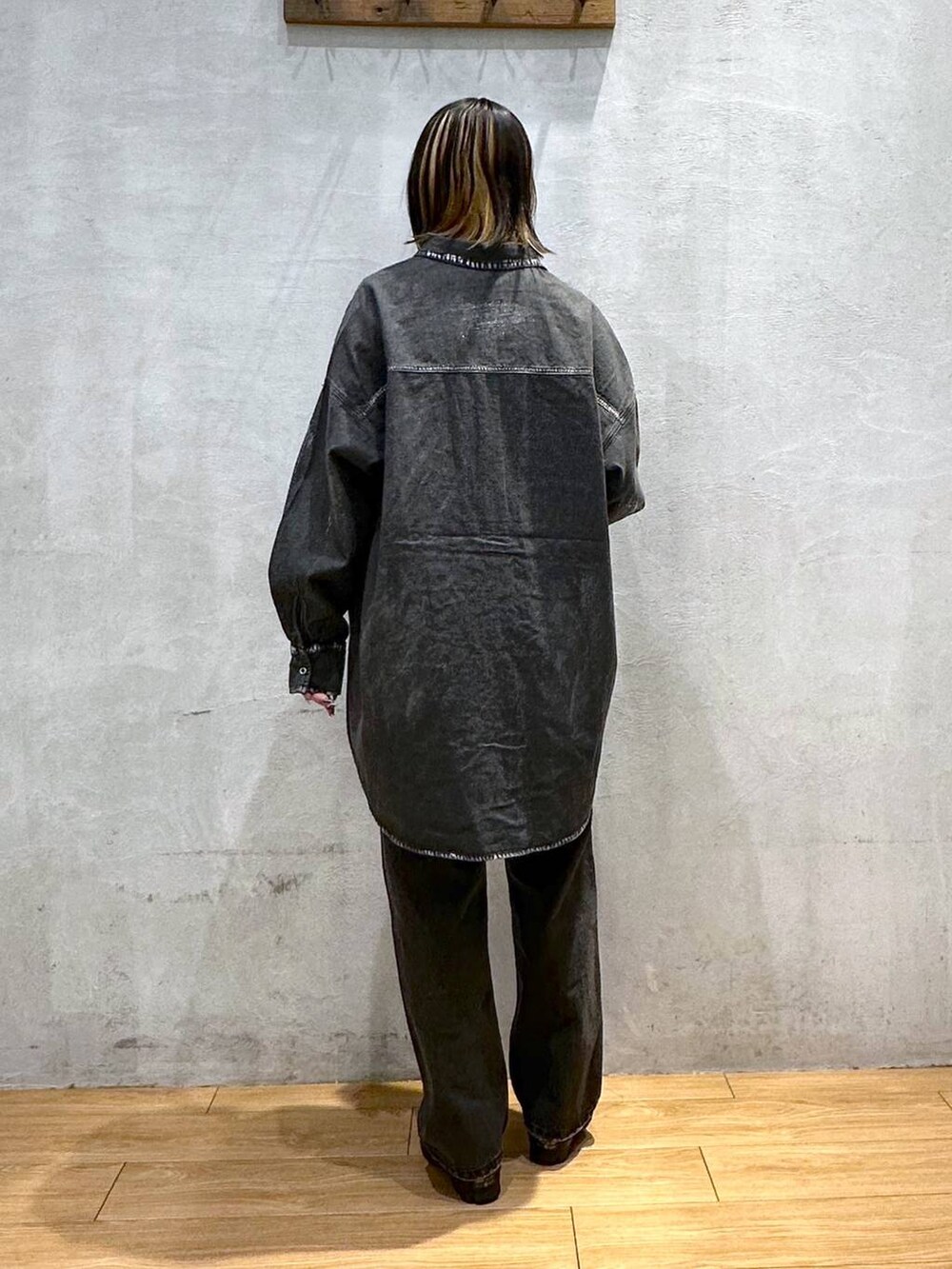 ブラック系のデニムパンツ、ブラック系のシャツ/ブラウスを着用したレディースの春コーディネートの3枚目の写真