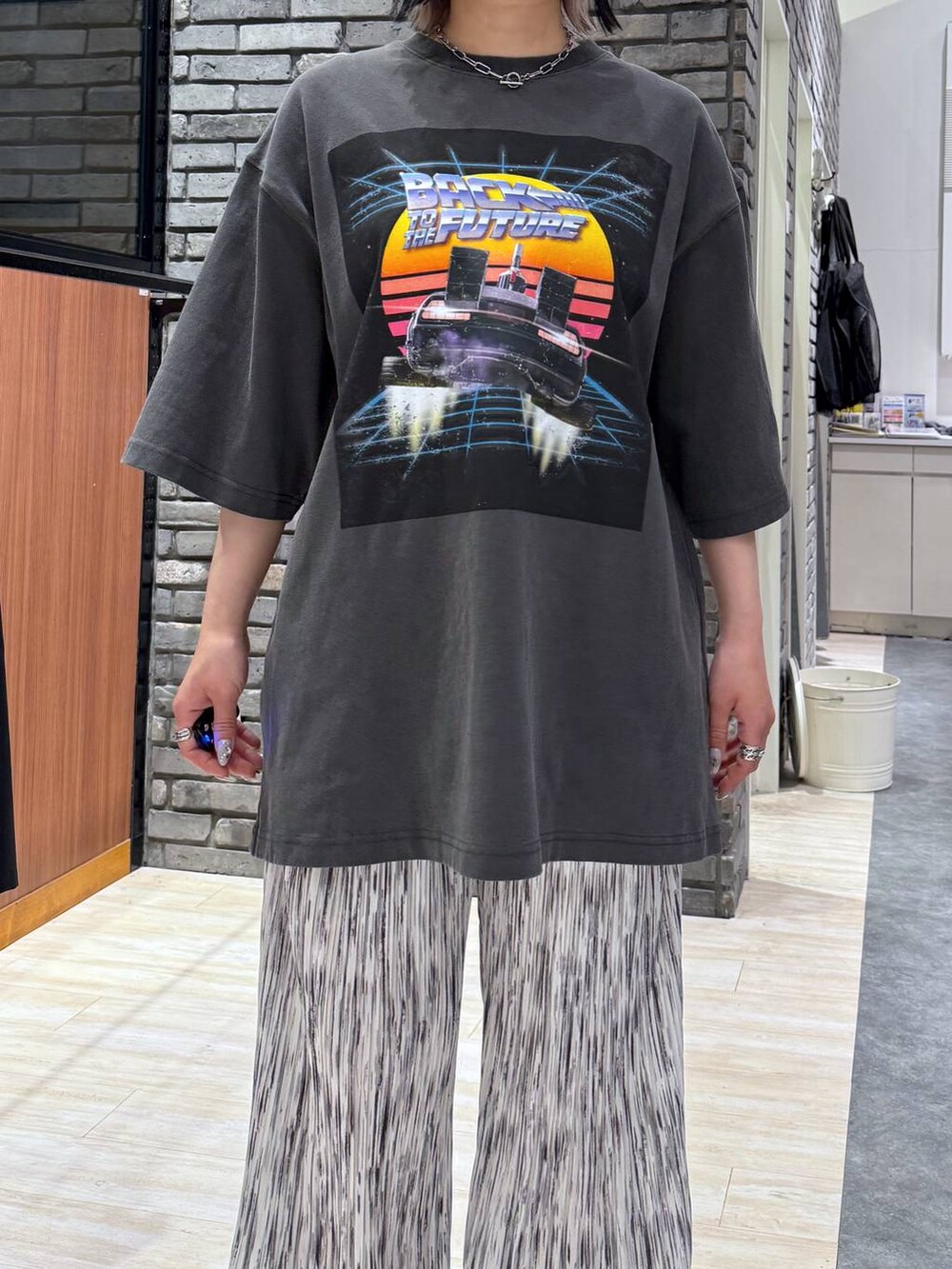 グレー系のサンダル、グレー系のTシャツ/カットソー、ホワイト系のその他パンツを着用したレディースの春コーディネートの5枚目の写真