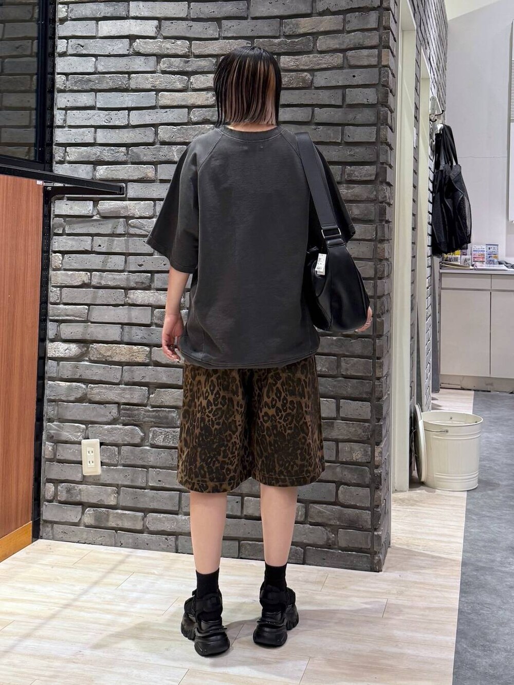 ブラック系のサンダル、ブラック系のショルダーバッグ、グレー系のTシャツ/カットソーを着用したレディースの春コーディネートの3枚目の写真