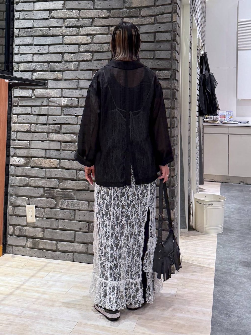 ブラック系のショルダーバッグ、グレー系のTシャツ/カットソー、ブラック系のテーラードジャケットを着用したレディースの春コーディネートの4枚目の写真