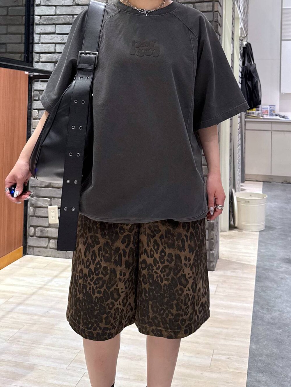 ブラック系のサンダル、ブラック系のショルダーバッグ、グレー系のTシャツ/カットソーを着用したレディースの春コーディネートの4枚目の写真