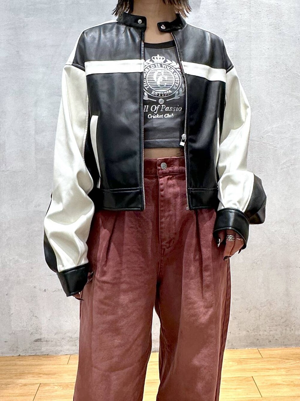 ブラック系のその他アウター、レッド系のデニムパンツ、グレー系のTシャツ/カットソーを着用したレディースの冬コーディネートの4枚目の写真