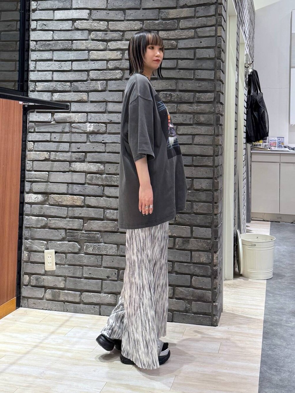 グレー系のサンダル、グレー系のTシャツ/カットソー、ホワイト系のその他パンツを着用したレディースの春コーディネートの3枚目の写真