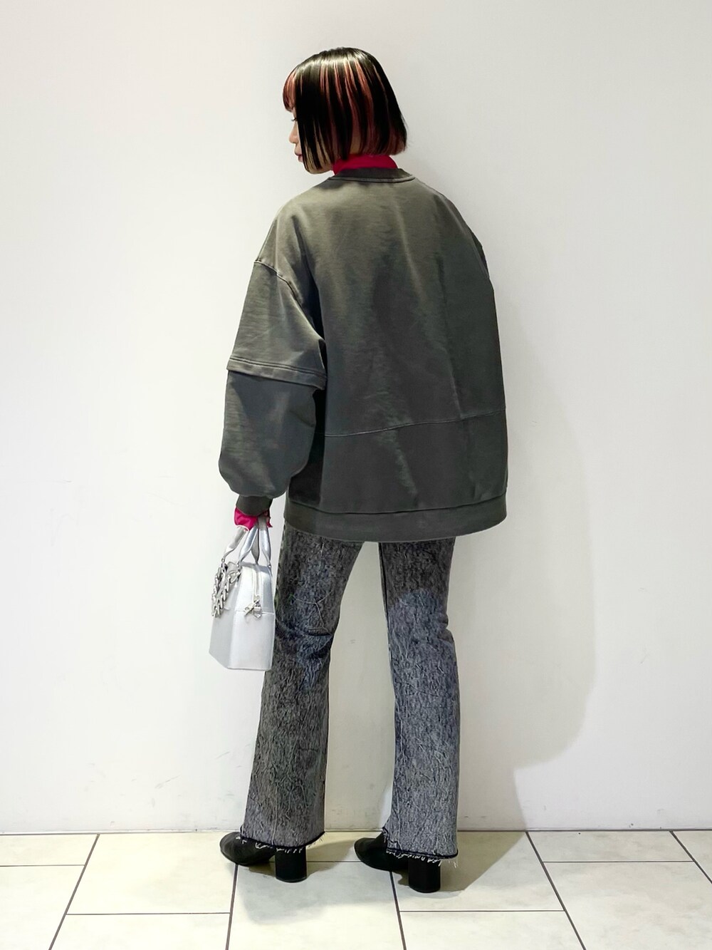 グレー系のスウェット、ピンク系のTシャツ/カットソー、ブラック系のデニムパンツを着用したレディースの春コーディネートの4枚目の写真