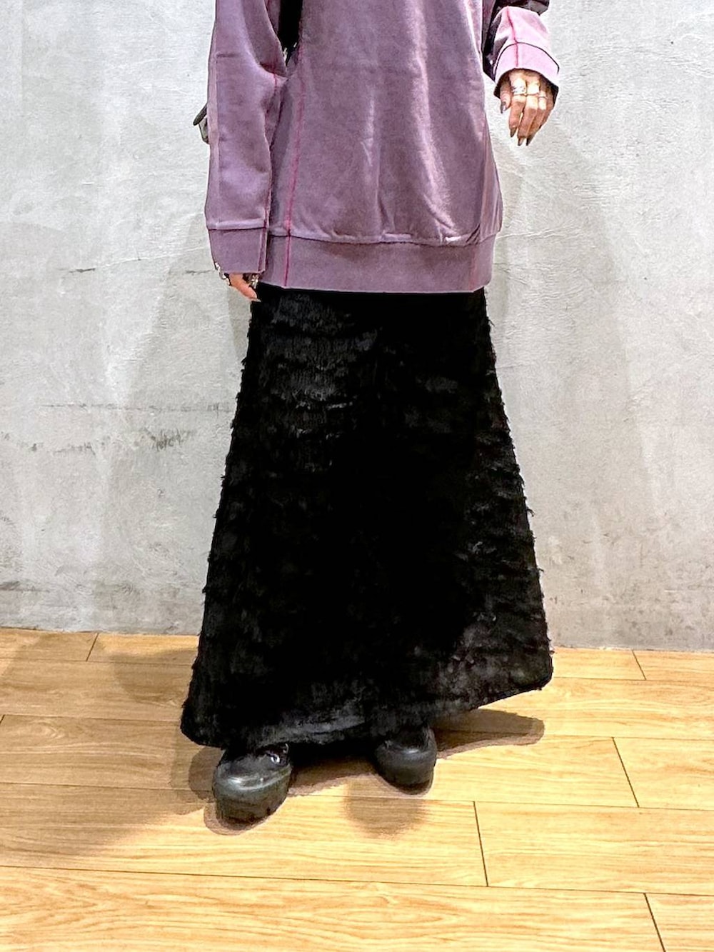 パープル系のスウェット、ブラック系のショルダーバッグ、ブラック系のワンピースを着用したレディースの秋コーディネートの5枚目の写真