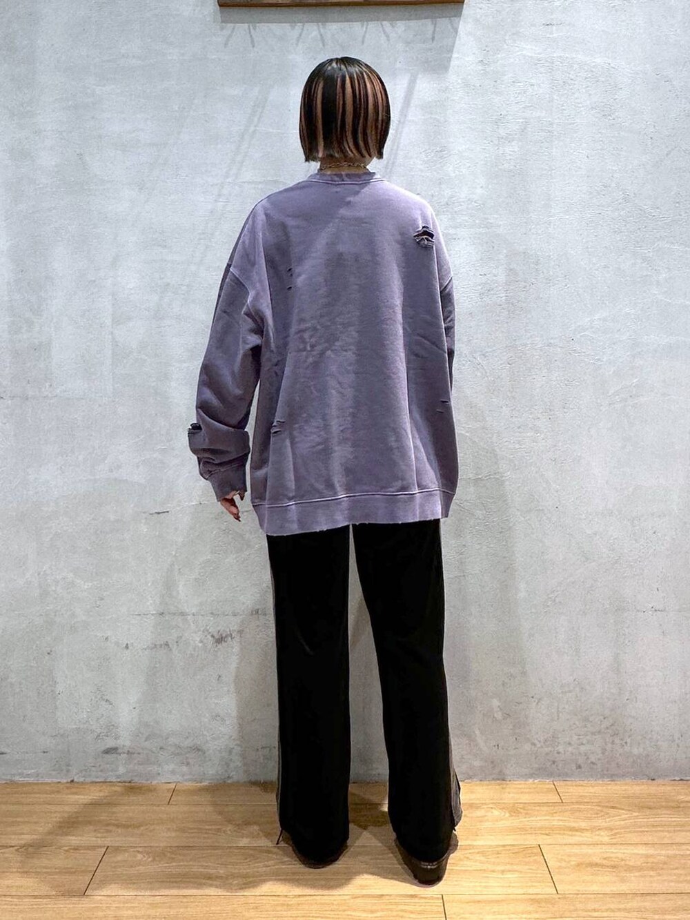 ブラック系のその他パンツ、パープル系のスウェット、シルバー系のネックレスを着用したレディースの秋コーディネートの3枚目の写真