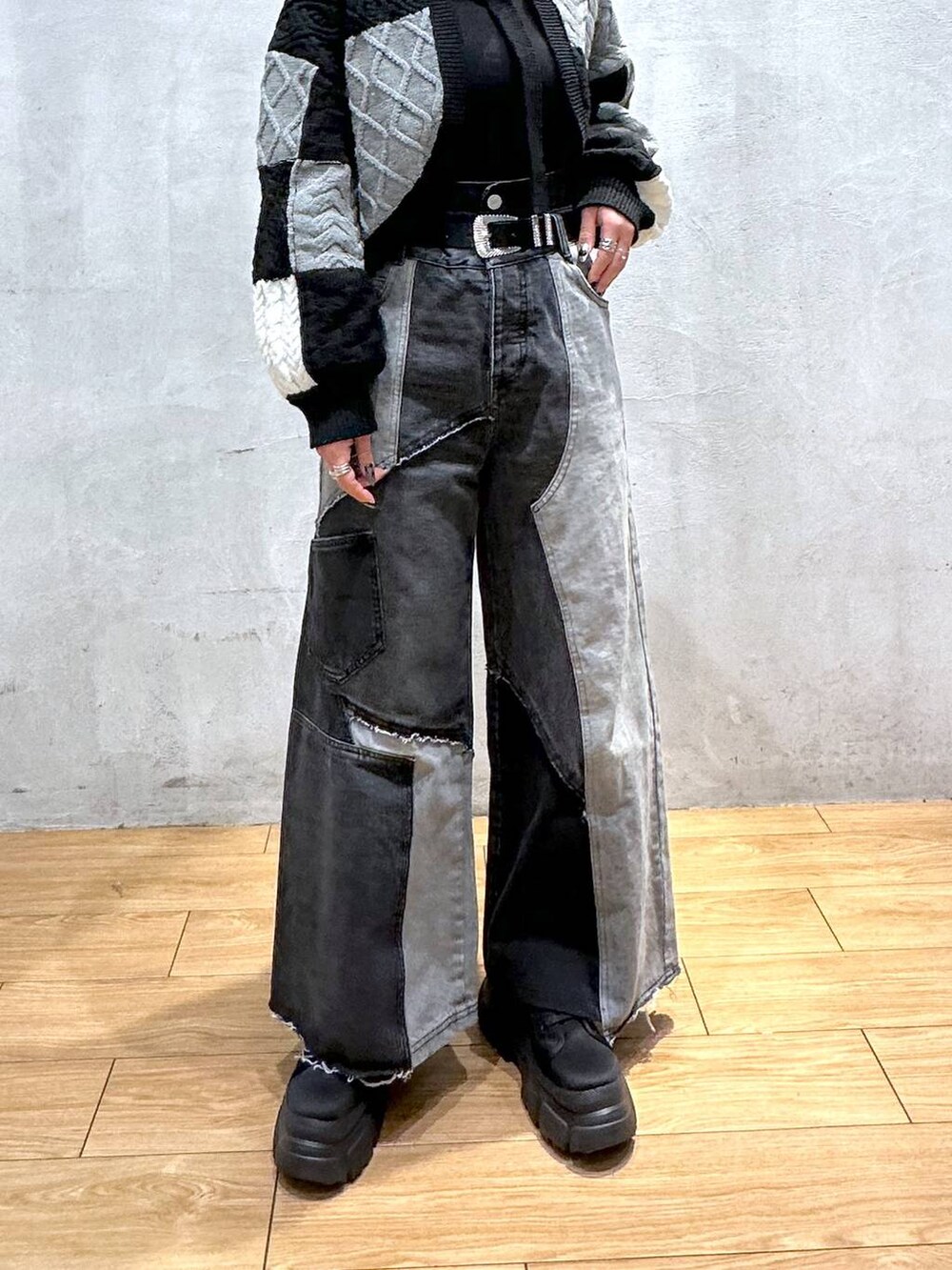 ブラック系のブーツ、ブラック系のカーディガン/ボレロ、ブラック系のデニムパンツを着用したレディースの冬コーディネートの5枚目の写真