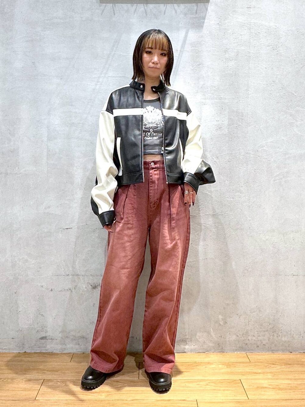 ブラック系のその他アウター、レッド系のデニムパンツ、グレー系のTシャツ/カットソーを着用したレディースの冬コーディネートの2枚目の写真