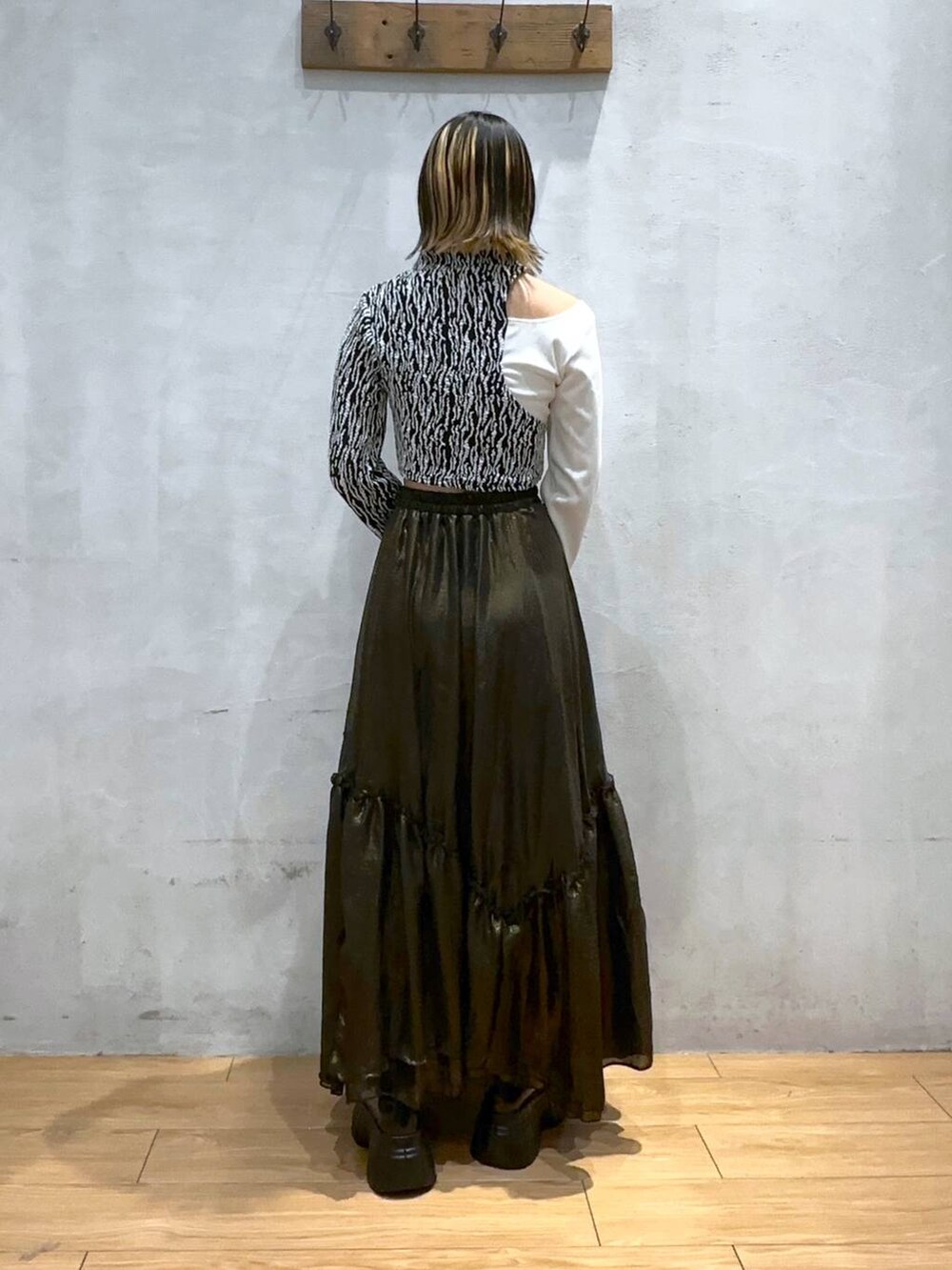 ブラック系のローファー、ブラック系のスカート、ホワイト系のTシャツ/カットソーを着用したレディースの冬コーディネートの3枚目の写真