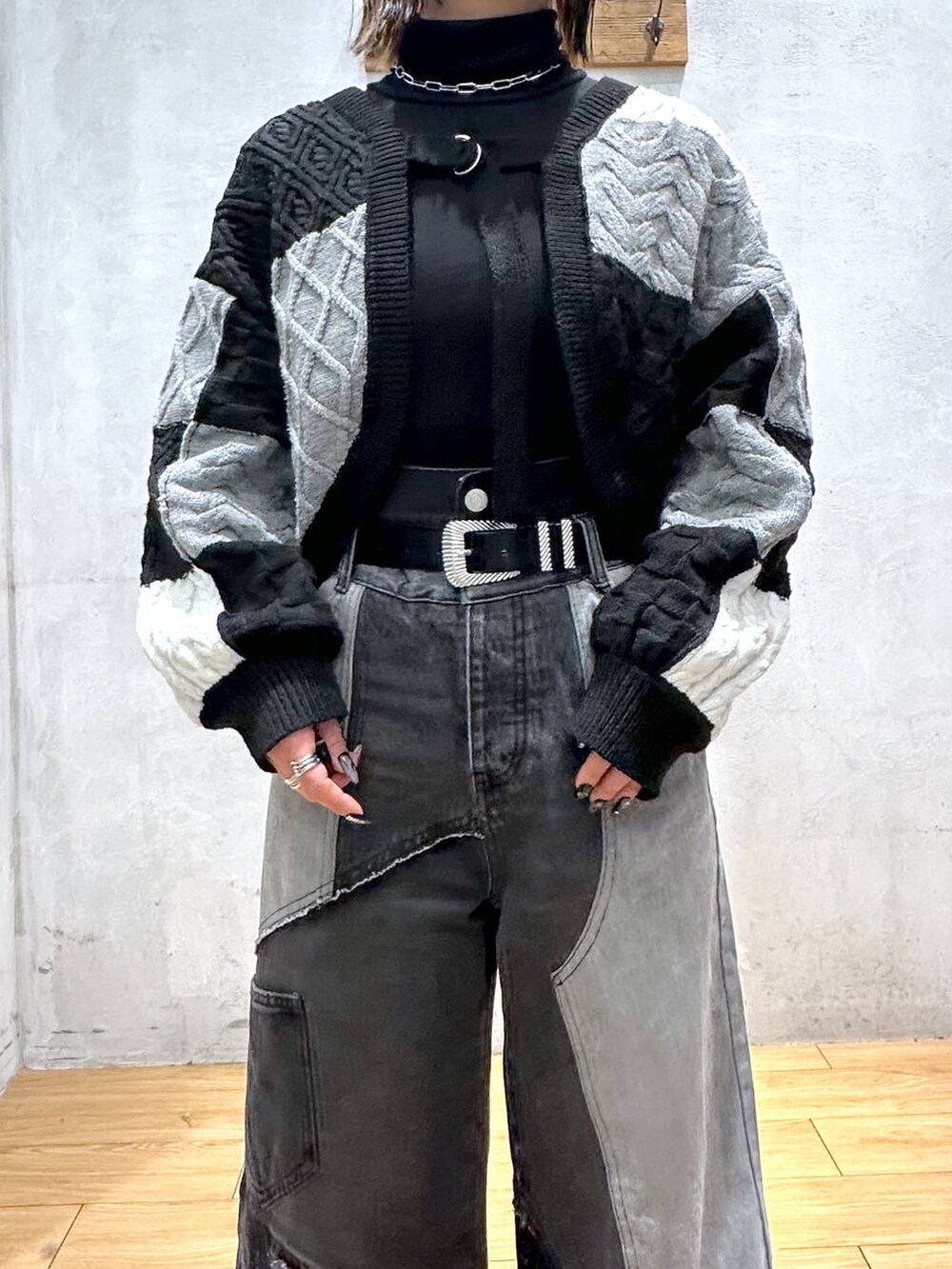 ブラック系のブーツ、ブラック系のカーディガン/ボレロ、ブラック系のデニムパンツを着用したレディースの冬コーディネートの4枚目の写真