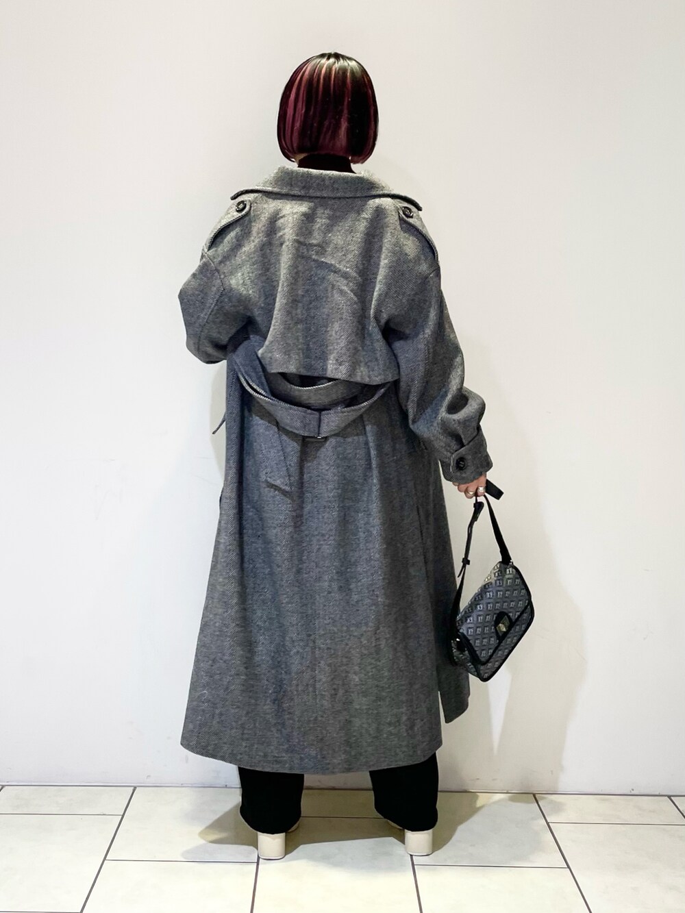 ブラウン系のニット/セーター、ブラック系のその他アウター、ブラック系のスラックスを着用したレディースの冬コーディネートの3枚目の写真