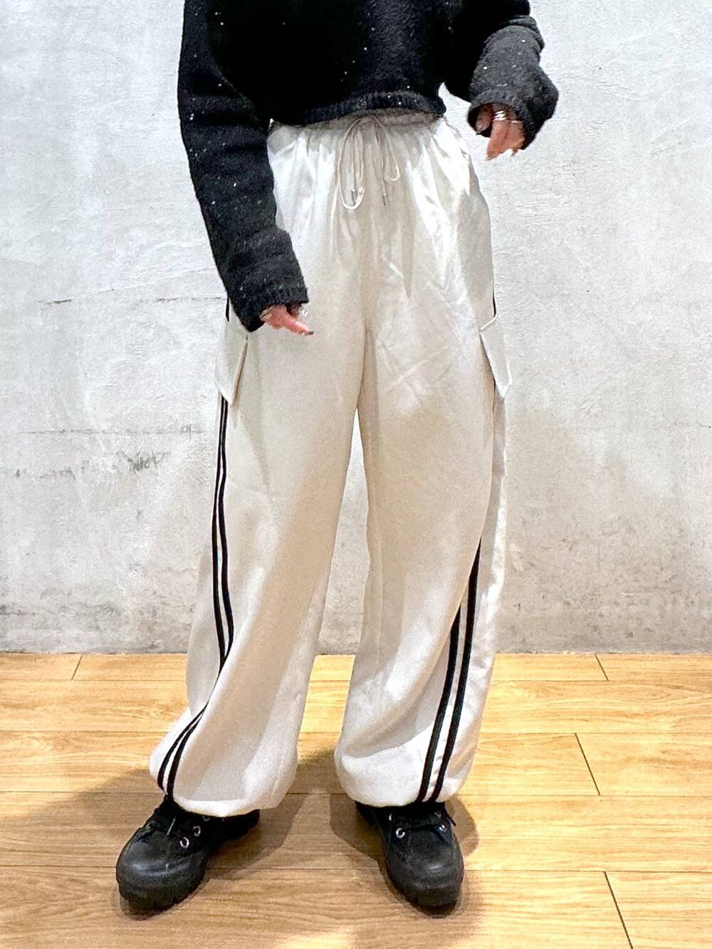 ベージュ系のその他パンツ、ブラック系のTシャツ/カットソー、ブラック系のニット/セーターを着用したレディースの冬コーディネートの6枚目の写真