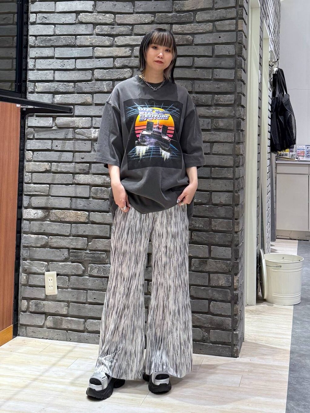 グレー系のサンダル、グレー系のTシャツ/カットソー、ホワイト系のその他パンツを着用したレディースの春コーディネートの2枚目の写真