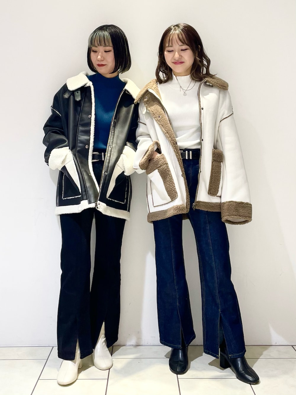 グリーン系のニット/セーター、ブラック系のブルゾン、ブラック系のデニムパンツを着用したレディースの冬コーディネートの2枚目の写真