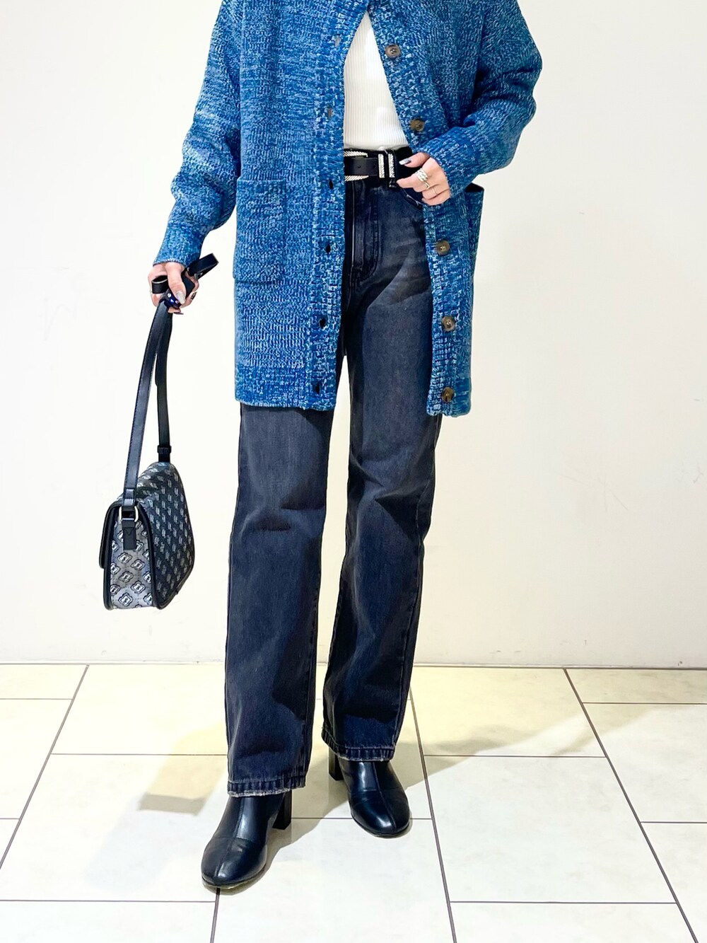 ホワイト系のニット/セーター、グリーン系のニット/セーター、ブラック系のデニムパンツを着用したレディースの冬コーディネートの4枚目の写真