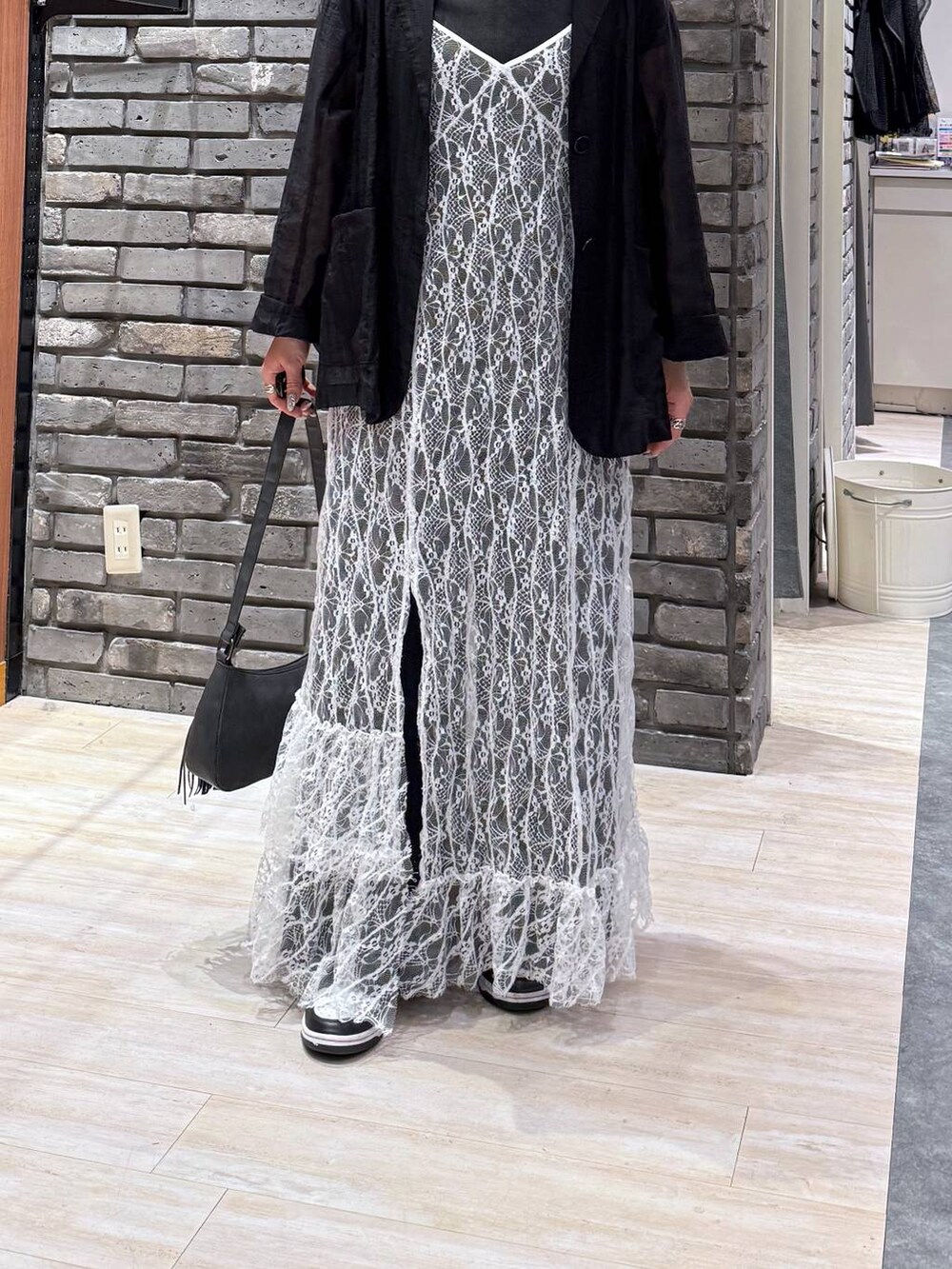 ブラック系のショルダーバッグ、グレー系のTシャツ/カットソー、ブラック系のテーラードジャケットを着用したレディースの春コーディネートの6枚目の写真