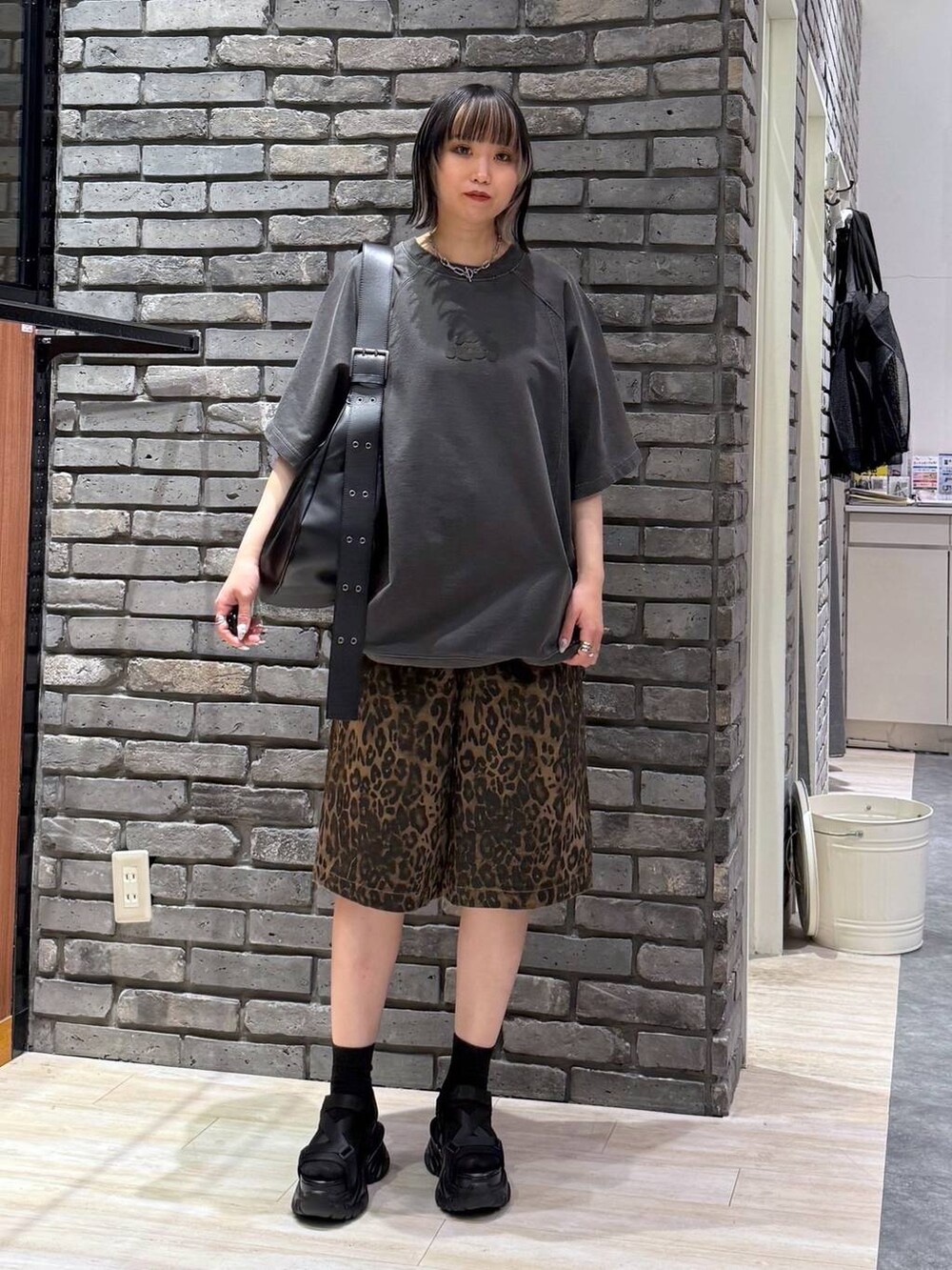 ブラック系のサンダル、ブラック系のショルダーバッグ、グレー系のTシャツ/カットソーを着用したレディースの春コーディネートの2枚目の写真