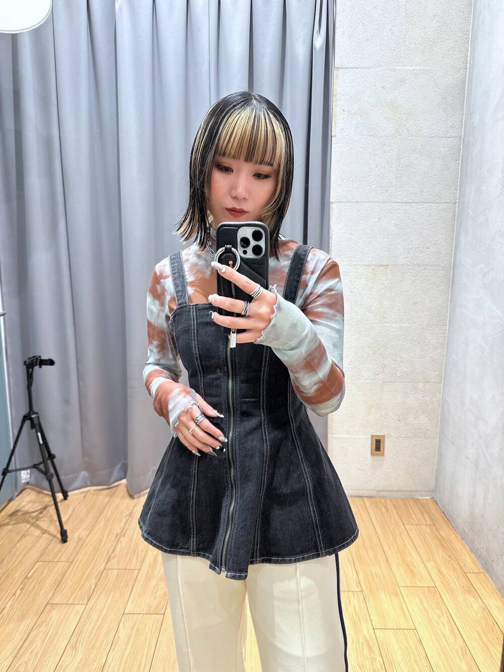 ホワイト系のその他パンツ、ブラック系のベストを着用したレディースの春コーディネートの2枚目の写真