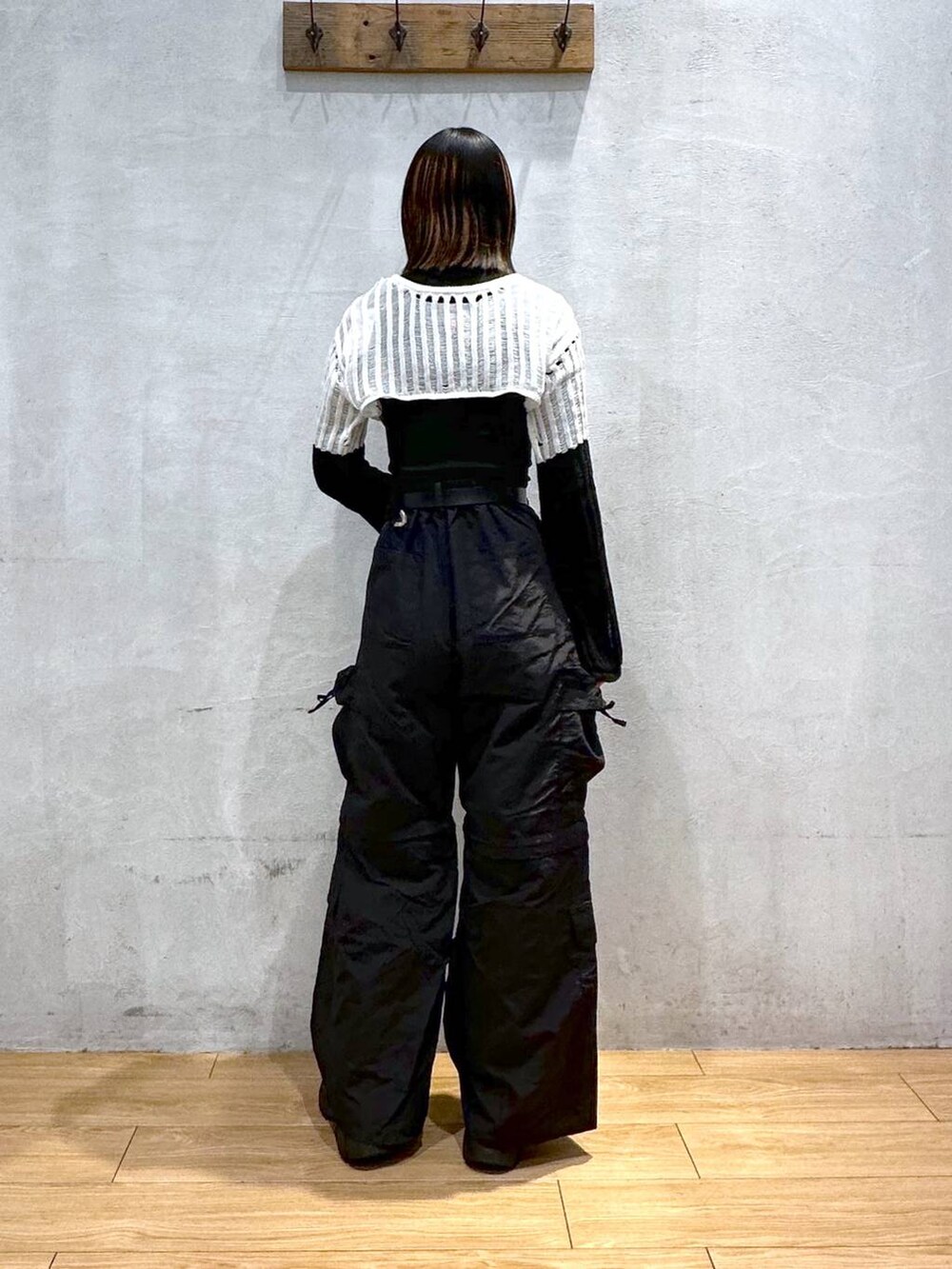 ホワイト系のニット/セーター、ブラック系のカーゴパンツ、ホワイト系のブーツを着用したレディースの冬コーディネートの4枚目の写真